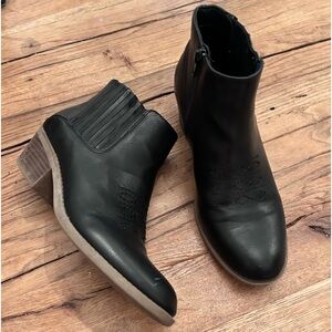 Frye & Co black short Jude boot - flattering western style bootie short heel